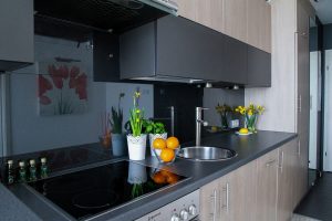 Zaszalej kolorem, czyli trendy designu, które ożywią każde wnętrze