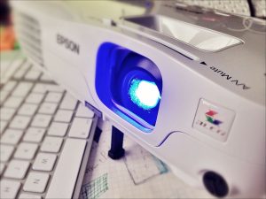 Jak wybrać projektor do kina domowego?