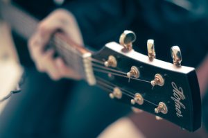 Czy u lutnika naprawimy tylko gitarę?