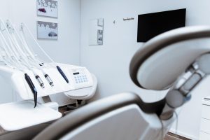 Czym jest ortodoncja i jak może poprawić twój uśmiech?